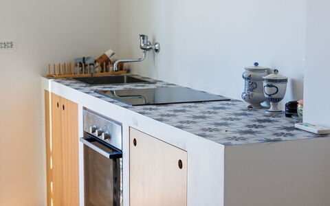 Newly Renovated Ocean View Flat: Küche, Holz, Küchengerät, Flooring, Countertop, Major Appliance, Fussboden, Interior Design, Herd, Möbel