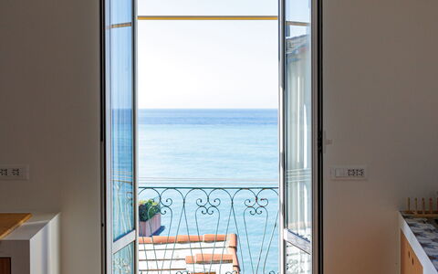 Newly Renovated Ocean View Flat: Holz, Flooring, Fussboden, Tür, Home Door, Meer, Holzboden, Ozean, Balkon, Hartholz