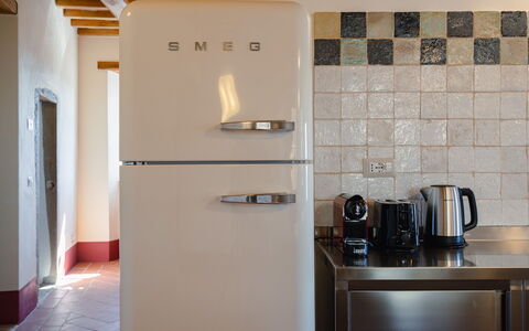 Mensano Old Town Apartment: Küchengerät, Major Appliance, Küche, Haushaltsgerät, Countertop, Kleingeräte, Interior Design, Kühlschrank, Cabinetry, Regal