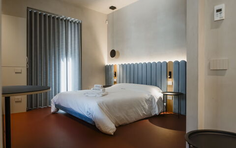 Deb&spa: Interior Design, Schlafzimmer, Bett, Bettrahmen, Light Fixture, Bedding, Bettdecke, Lampe, Vorhang, Linens