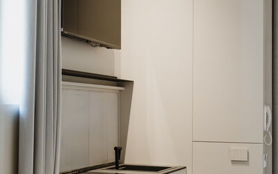 Deb&spa: Holz, Interior Design, Flooring, Möbel, Fussboden, Beleuchtung, Küche, Decke, Küchengerät, Countertop