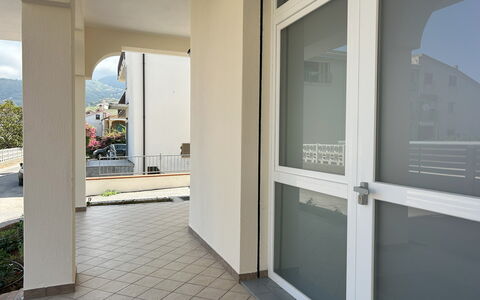 Case Martorelli - Belvedere Marittimo: Fussboden, Wohnung, Balkon, Glas, Geländer, Daylighting, Home Door, Aluminium