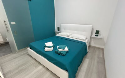 Appartamento Gianira: Fussboden, Flooring, Möbel, Interior Design, Schlafzimmer, Zimmer, Bett, Bedding, Wohnung, Bettdecke