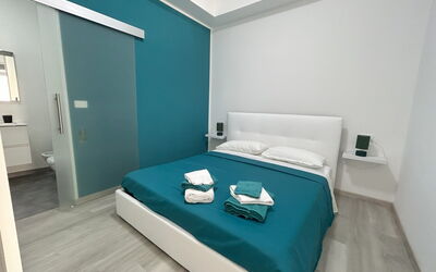 Appartamento Samuda: Möbel, Flooring, Fussboden, Interior Design, Schlafzimmer, Zimmer, Bett, Wohnung, Bedding, Bettdecke