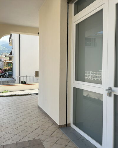 Case Martorelli - Belvedere Marittimo: Fussboden, Wohnung, Balkon, Glas, Geländer, Daylighting, Home Door, Aluminium