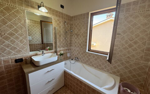 Dependance Egle: Armatur, Flooring, Wand, Interior Design, Badezimmer, Fussboden, Sinken, Badezimmerschrank, Bad Sink, Zapfhahn