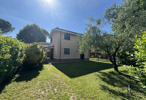 Dependance Egle: Strauch, Zuhause, Garten, Rasen, Estate, Garten, Landscaping, Hinterhof, Auffahrt, Hazienda