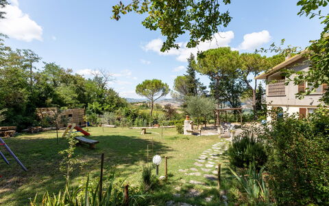 La Pineta Holiday Homes: Baum, Strauch, Garten, Ländliches Gebiet, Hinterhof, Frühling, Rasen, Landscaping, Garten
