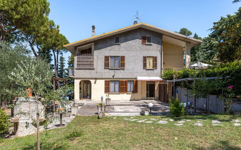 La Pineta Holiday Homes: Gebäude, Fenster, Zuhause, Haus, Wohngebiet, Tür, Hütte, Balkon, Estate, Auffahrt