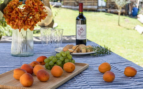 La Pineta Holiday Homes: Essen, Obst, Geschirr, Produzieren, Zutat, Flasche, Tabelle, Drinkware, Natural Foods