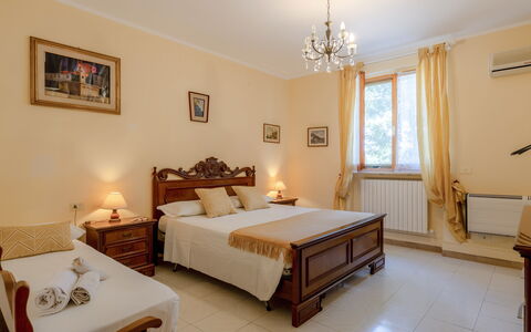 La Pineta Holiday Homes: Möbel, Bett, Interior Design, Schlafzimmer, Bettdecke, Flooring, Holz, Bedding, Fussboden, Zimmer