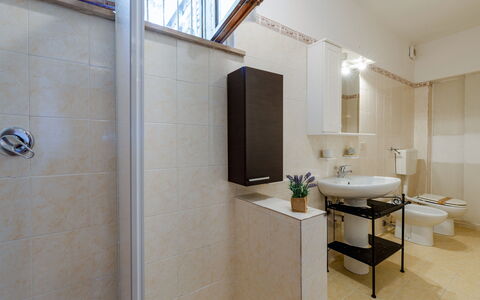 La Pineta Holiday Homes: Badezimmer, Bad Sink, Armatur, Flooring, Wand, Sinken, Interior Design, Fussboden, Zapfhahn, Toilette