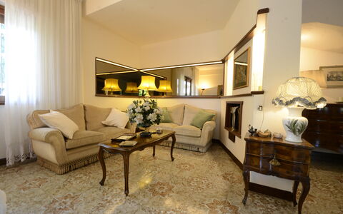 Casa Silvia: Möbel, Interior Design, Couch, Flooring, Fussboden, Decke, Wohnzimmer, Zimmer, Beleuchtung, Zuhause