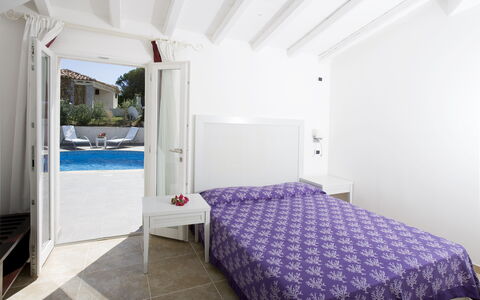 Villa Leccio 2: Möbel, Schlafzimmer, Zuhause, Bett, Fussboden, Wohnung, Bedding, Bettdecke, Linens, Bettrahmen