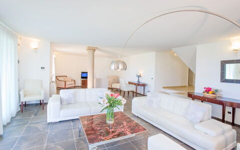 Villa Fico D'india 1: Flooring, Möbel, Interior Design, Fussboden, Couch, Decke, Wohnzimmer, Beleuchtung, Tabelle