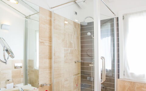 Villa Fico D'india 1: Badezimmer, Armatur, Flooring, Fussboden, Interior Design, Sinken, Installation, Dusche, Zapfhahn, Bad Sink