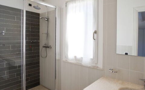 Villa Fico D'india 2: Flooring, Fussboden, Wand, Interior Design, Armatur, Badezimmer, Decke, Sinken, Zuhause, Beleuchtung