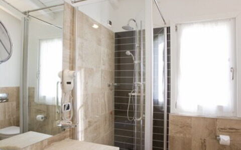 Villa Fico D'india 2: Badezimmer, Flooring, Armatur, Fussboden, Interior Design, Sinken, Bad Sink, Decke, Toilette, Installation