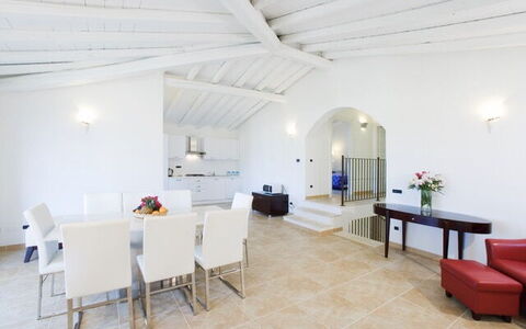 Villa Fico D'india 2: Decke, Flooring, Interior Design, Möbel, Fussboden, Wohnung, Zimmer, Couch, Stuhl
