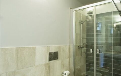 Villa Leccio 1: Interior Design, Flooring, Wand, Fussboden, Decke, Armatur, Badezimmer, Light Fixture, Beleuchtung, Zimmer