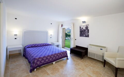 Villa Leccio 1: Flooring, Schwimmbad, Fussboden, Resort, Hotel, Stuhl, Villa, Boutique Hotel, Eco Hotel, Ferienort