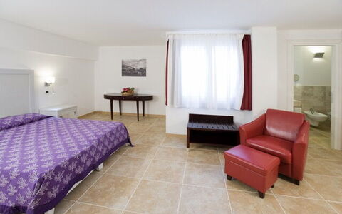 Villa Leccio 1: Möbel, Interior Design, Flooring, Fussboden, Decke, Zimmer, Schlafzimmer, Bett, Beleuchtung, Tabelle