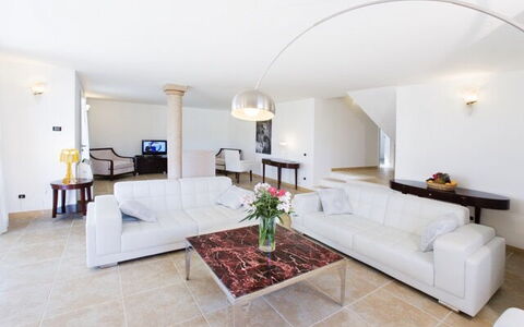 Villa Leccio 1: Flooring, Interior Design, Fussboden, Möbel, Couch, Decke, Wohnzimmer, Beleuchtung, Zimmer