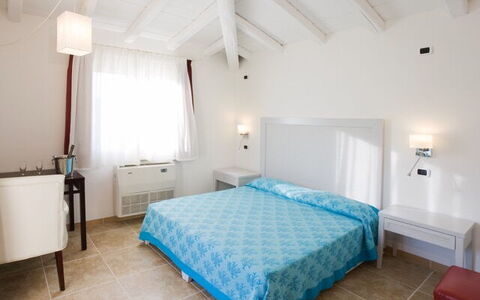 Villa Leccio 1: Möbel, Fussboden, Flooring, Schlafzimmer, Bett, Resort, Stuhl, Linens, Bedding, Wohnung