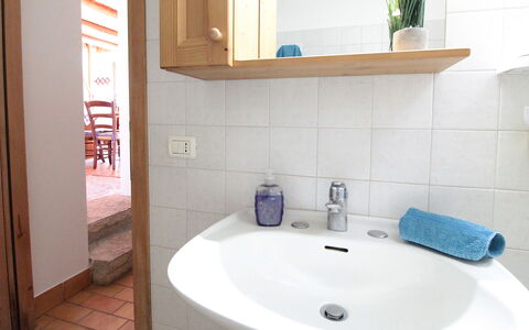 Baita Costa Di Gial: Bad Sink, Armatur, Sinken, Badezimmer, Flooring, Interior Design, Fussboden, Zapfhahn, Installation, Spiegel
