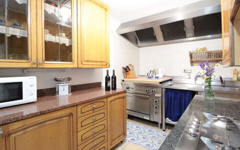 Baita Costa Di Gial: Countertop, Küche, Cabinetry, Küchengerät, Möbel, Major Appliance, Spüle, Interior Design, Holz, Flooring