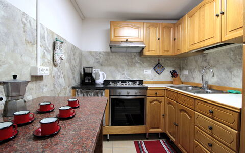 Baita Costa Di Gial: Küche, Küchengerät, Countertop, Major Appliance, Cabinetry, Möbel, Interior Design, Holz, Flooring, Haushaltsgerät