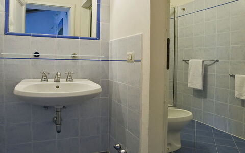 Montalcino 17: Flooring, Fussboden, Decke, Interior Design, Armatur, Badezimmer, Fliese, Verbundwerkstoff, Zimmer