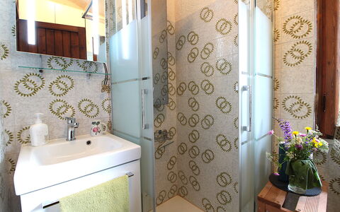 Chalet Giove: Badezimmer, Armatur, Flooring, Fussboden, Interior Design, Bad Sink, Installation, Toilette, Zapfhahn, Sinken