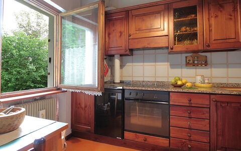 Chalet Giove: Küche, Holz, Cabinetry, Countertop, Flooring, Interior Design, Schrank, Küchengerät, Holzbeize, Fussboden