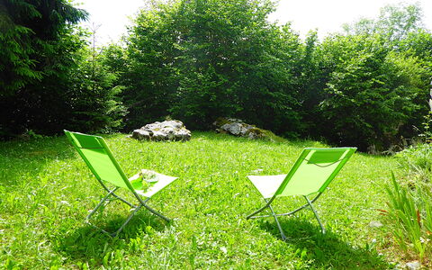 Chalet Giove: Grün, Möbel, Gras, Gartenmöbel, Klappstuhl, Stuhl, Ground, Garten, Rasen