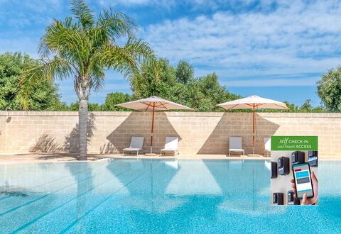 Masseria Lamagrotte: Schwimmbad, Verbundwerkstoff, Resort, Freizeit, Gartenmöbel, Schatten, Freizeitzentrum, Regenschirm, Eco Hotel, Hotel