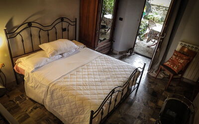 Appartamento Templari: Möbel, Bett, Schlafzimmer, Bedding, Bettdecke, Interior Design, Fussboden, Linens, Bettrahmen, Flooring