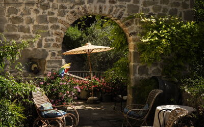 Agriturismo Arcera Apartments: Blumentopf, Möbel, Garten, Zimmerpflanze, Gartenmöbel, Stuhl, Flagstone, Hof, Tisch Im Freien