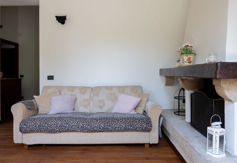 Casa Olivia With Garden And Wifi: Möbel, Interior Design, Wand, Flooring, Couch, Holz, Fussboden, Zimmer, Wohnzimmer, Beleuchtung