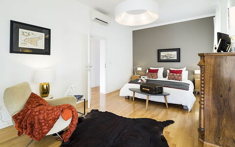 Penthouse: Möbel, Interior Design, Flooring, Bett, Fussboden, Wand, Schlafzimmer, Zimmer, Holz, Decke