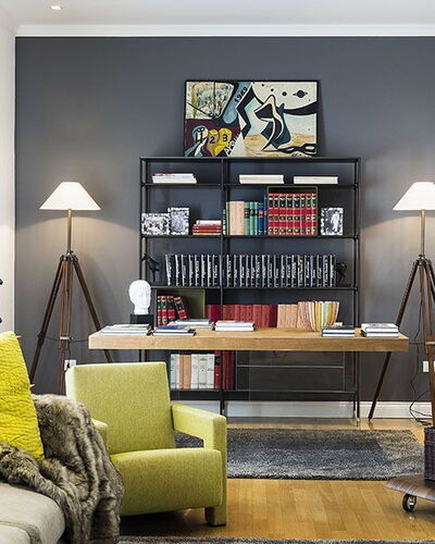 Penthouse: Möbel, Interior Design, Wand, Flooring, Zuhause, Wohnzimmer, Zimmer, Fussboden, Bücherregal, Regale