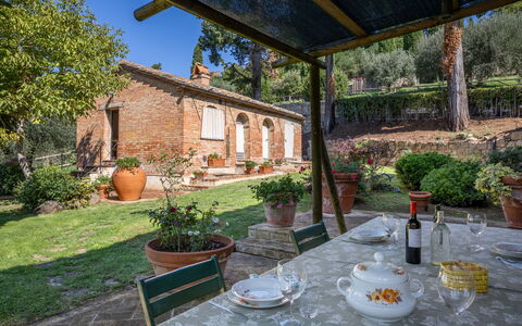 Maria Gabriella Holiday Home In Monticchiello: Backstein, Hütte, Hazienda, Blumentopf, Zimmerpflanze, Hinterhof, Essen, Stuhl, Bauernhaus, Villa