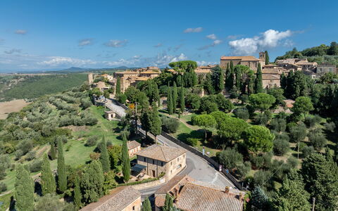 Maria Gabriella Home & Cottage: Baum, Wohngebiet, Haus, Dach, Landschaft, Die Architektur, Zuhause, Ländliches Gebiet, Grundstueck, Menschliche Siedlung