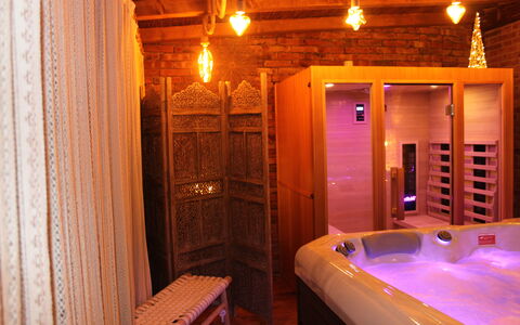 Holiday Home Croce With Spa: Interior Design, Holz, Flooring, Fussboden, Beleuchtung, Decke, Zimmer, Holzbeize, Schlafzimmer, Bett