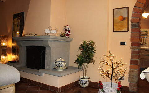Holiday Home Croce With Spa: Interior Design, Flooring, Beleuchtung, Blumentopf, Fussboden, Möbel, Feuerstelle, Zimmer, Zimmerpflanze, Wohnzimmer