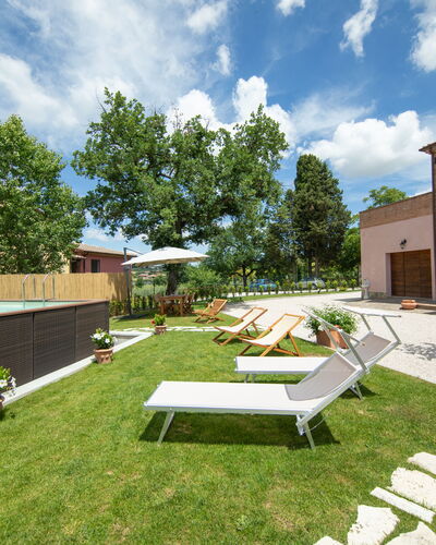 The Tuscan Retreat Spa: Wohngebiet, Garten, Grundstueck, Gartenmöbel, Zuhause, Schatten, Hinterhof, Schwimmbad, Landscaping, Estate