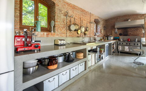 Villa Poggio Zucchino, Pool, Wellness, Piacenza: Küche, Möbel, Interior Design, Küchengerät, Countertop, Flooring, Light Fixture, Decke, Beleuchtung, Cabinetry