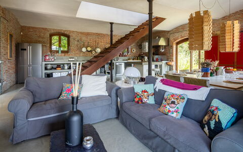 Villa Poggio Zucchino, Pool, Wellness, Piacenza: Möbel, Interior Design, Couch, Holz, Flooring, Wohnzimmer, Tabelle, Stuhl, Fussboden, Decke