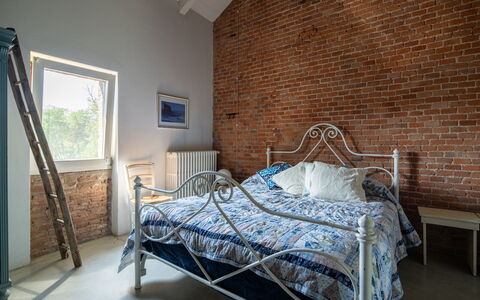 Villa Poggio Zucchino, Pool, Wellness, Piacenza: Wand, Schlafzimmer, Möbel, Backstein, Bett, Interior Design, Bettdecke, Bedding, Bettrahmen, Mauerwerk