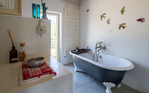 Villa Poggio Zucchino, Pool, Wellness, Piacenza: Interior Design, Armatur, Beleuchtung, Flooring, Möbel, Badewanne, Fussboden, Zuhause, Badezimmer, Zimmer